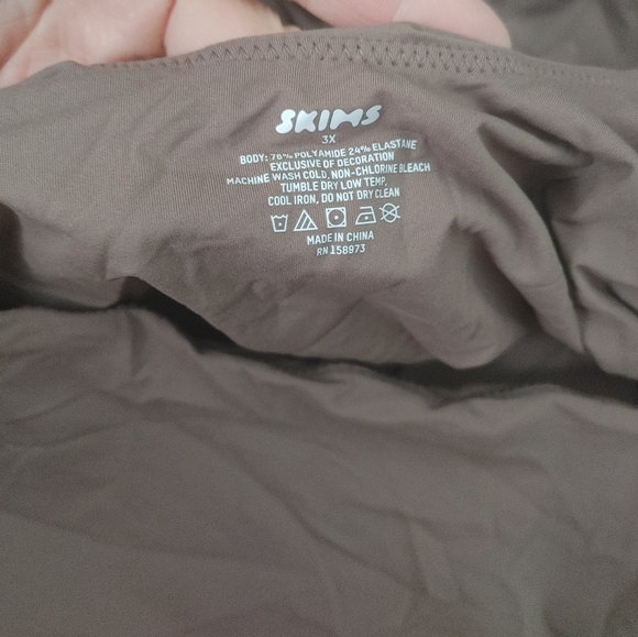 SKIMS Square Neck Thong Bodysuit - Picture 4 of 11